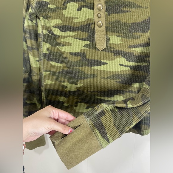 Free People Everest Camo Henley Print Button Snap Long Sleeve Shirt Size Medium - Picture 11 of 16